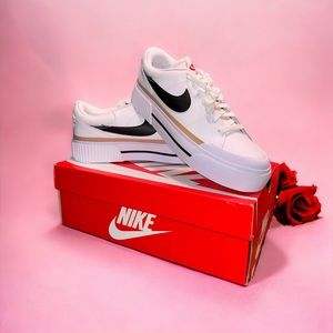 Nike Court Legacy Lift Sneakers